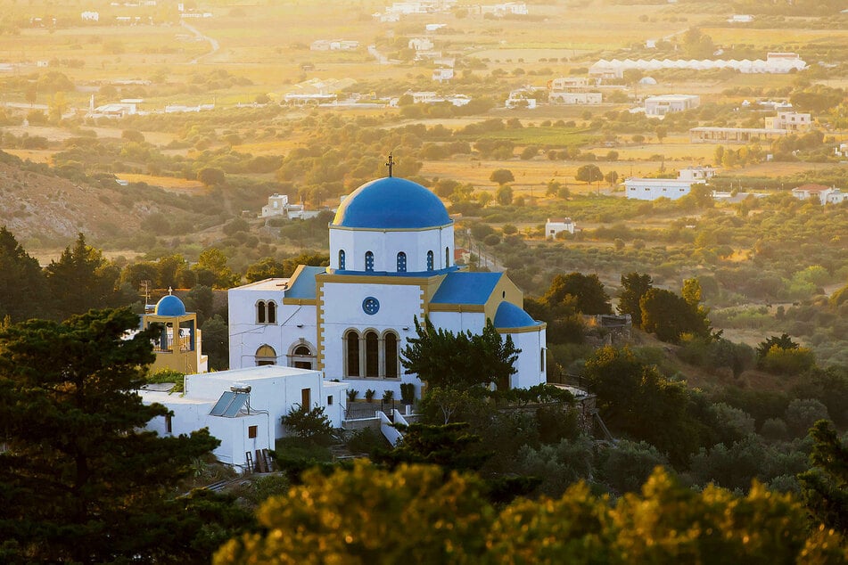 Von außen schlicht, im Inneren farbenfroh im byzantinischen Stil bemalt: die orthodoxe Kirche von Zia in 300 Metern Höhe.