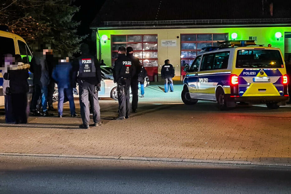 Die Polizei hat am Sonntagnachmittag an der Anschlussstelle Kremmen einen Hochzeitskonvoi aus dem Verkehr gezogen und kontrolliert.