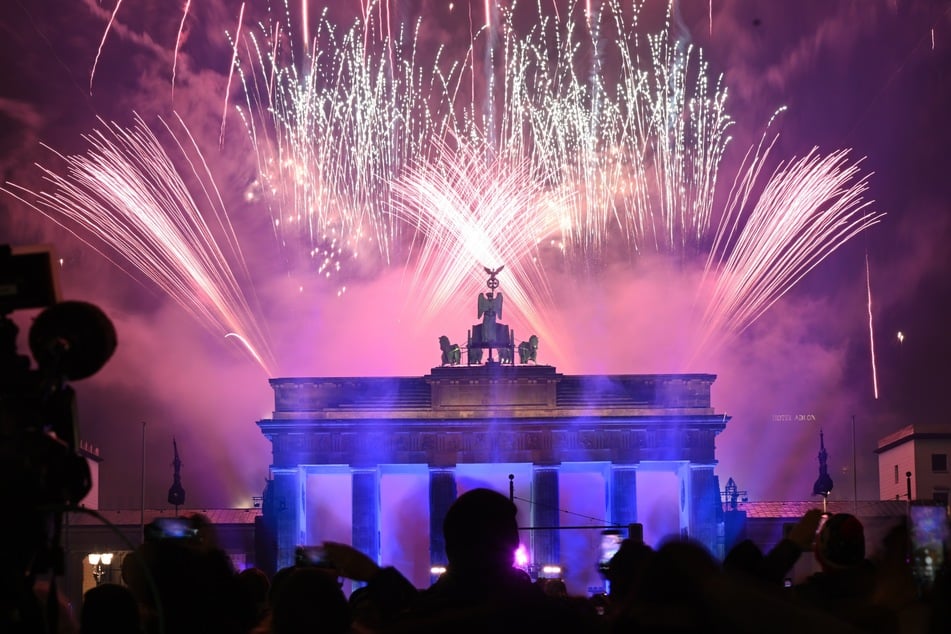 Berlin: Berlins größte Silvesterparty: Tausende feiern am Brandenburger Tor