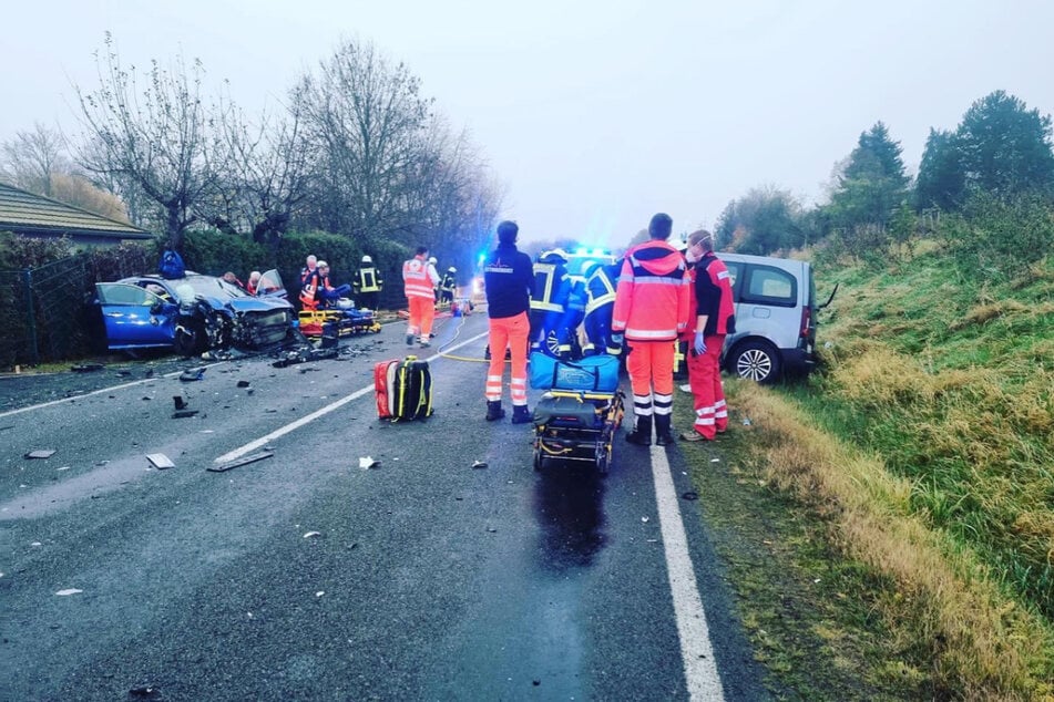 In einem Ortsteil von Geithain sind am Montagmorgen zwei Autos frontal ineinander gekracht – zwei Menschen wurden eingeklemmt und mussten von der Feuerwehr befreit werden.