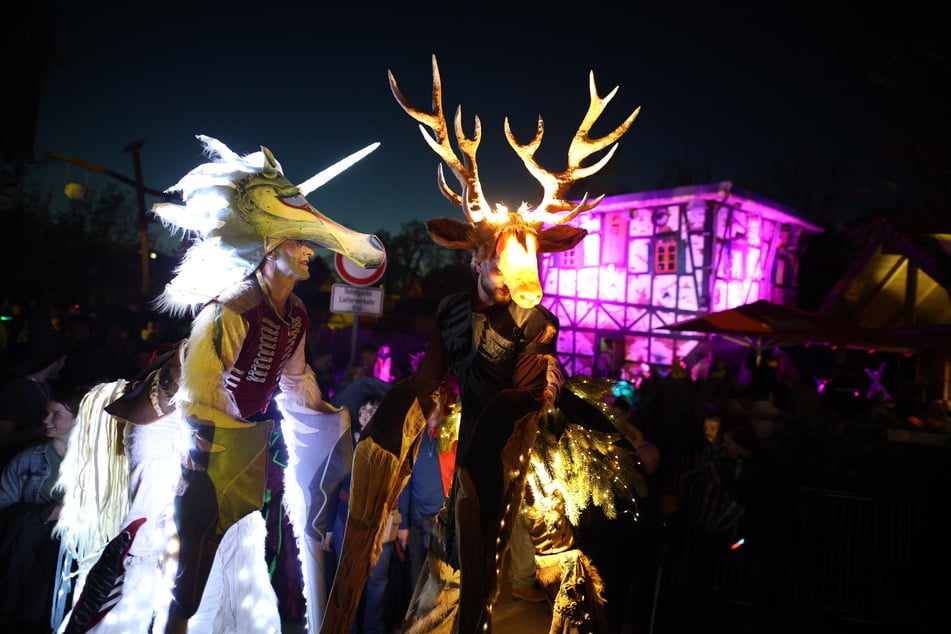 Vielerorts wird mit aufwendigen Kostümen gefeiert. (Archivbild)