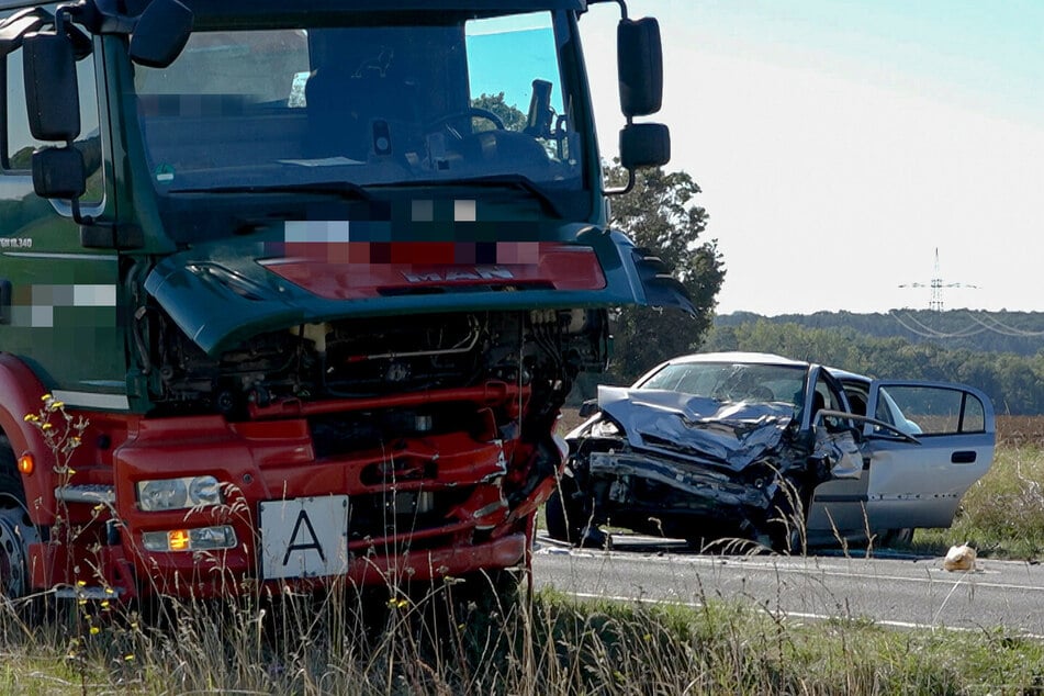 Die 55-jährige Opel-Fahrerin verstarb noch am Unfallort.