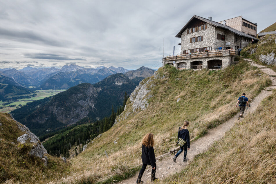 Auf den Wanderwegen könnte es über Pfingsten eng werden. (Symbolbild)