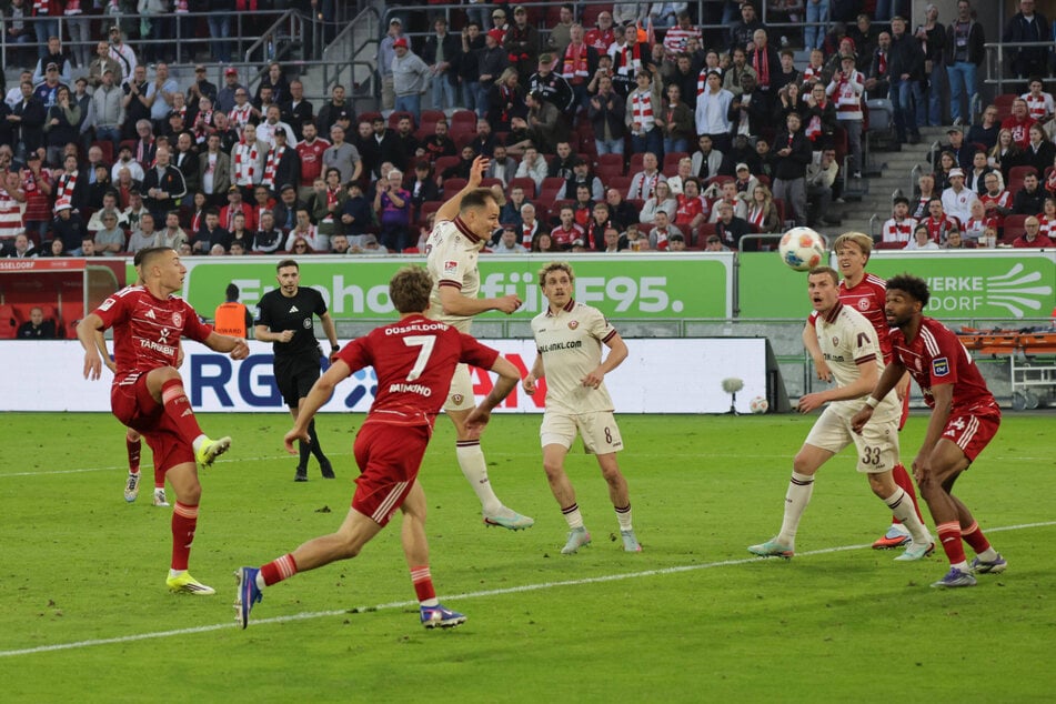 Sein bisher letztes und insgesamt 26. Tor für Dynamo schoss Jakob Lemmer (M.) beim 1:3 in Düsseldorf.