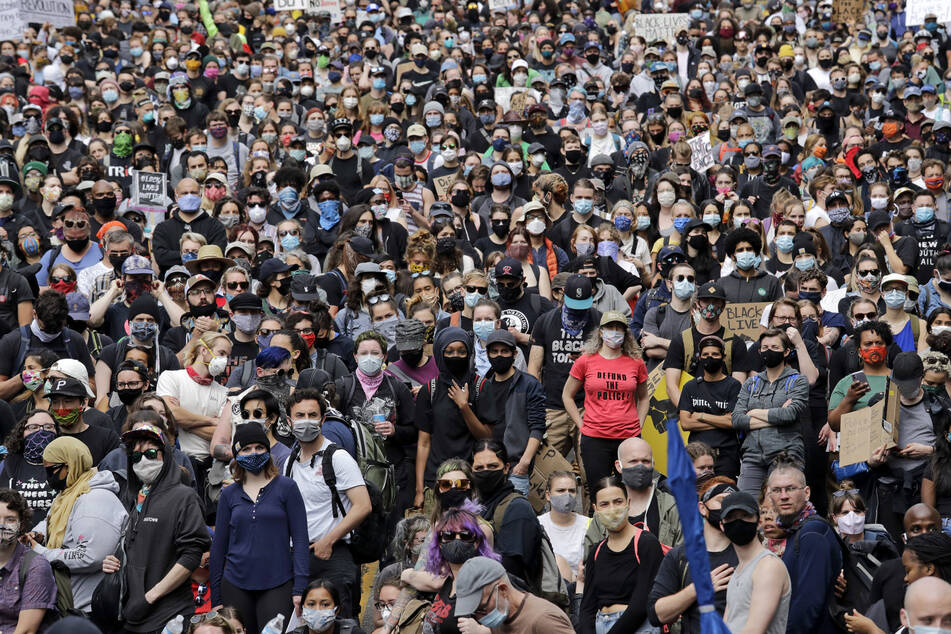 Demonstranten bei einem vergangenen Protest gegen Rassismus in Seattle. (Archivbild)