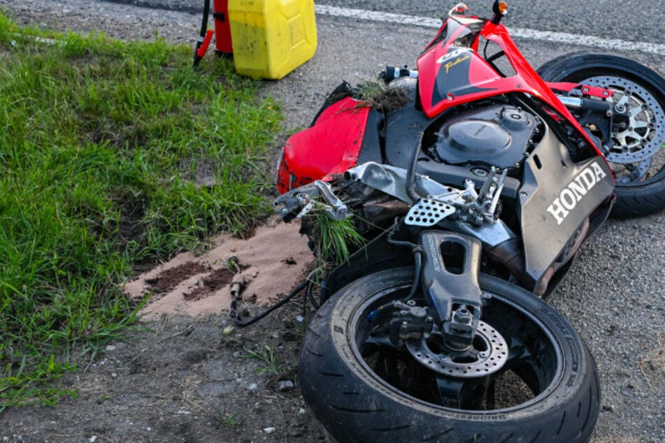 Wendemanöver endet tödlich: Biker fliegt mehrere Meter durch die Luft, jede Hilfe kommt zu spät