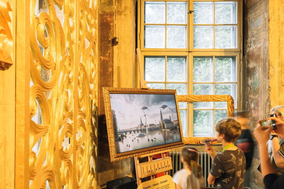 Da staunen die jungen Besucher der Kinderbiennale nicht schlecht: Im Goldrahmen verwandelt sich der Canaletto-Blick in ein Hochwassergebiet der Zukunft.