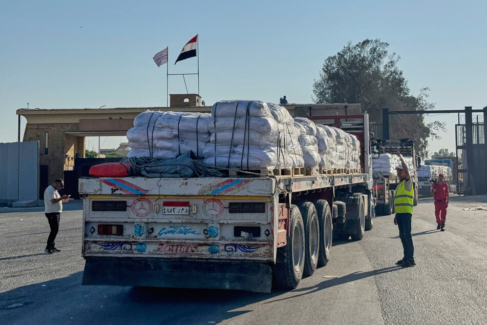 Lastwagen mit humanitären Hilfsgütern fahren in den Grenzübergang Rafah zwischen Ägypten und dem Gazastreifen ein.