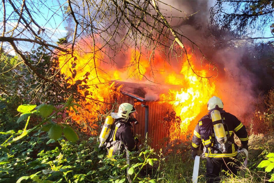 Feuerwehreinsatz in Sangerhausen: Gartenlaube gerät in Vollbrand!