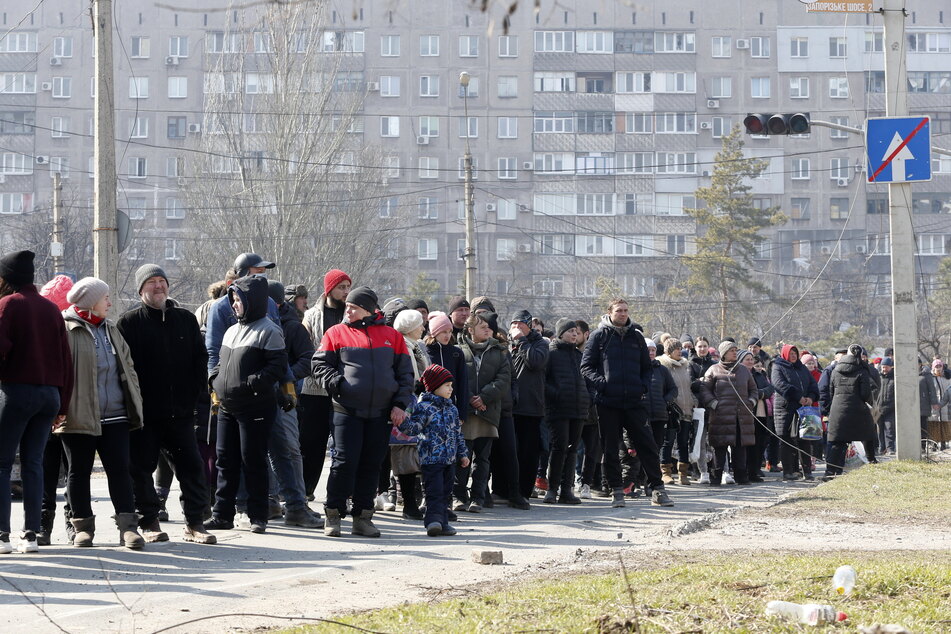 Menschen in der Ukraine stehen Schlange, um humanitäre Hilfsgüter zu erhalten. Laut der UN ist die Krise eine "Katastrophe auf einer Katastrophe".