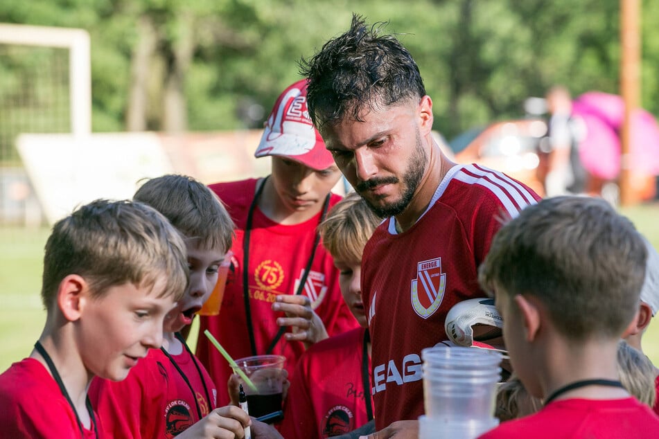 Rückkehrer Leonardo Bittencourt (32) war bei den jungen Fans ein viel gefragter Mann.