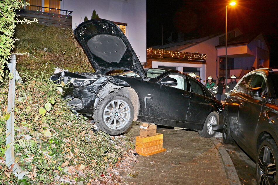 Der schwarze BMW wurde durch den Crash sichtlich in Mitleidenschaft gezogen.