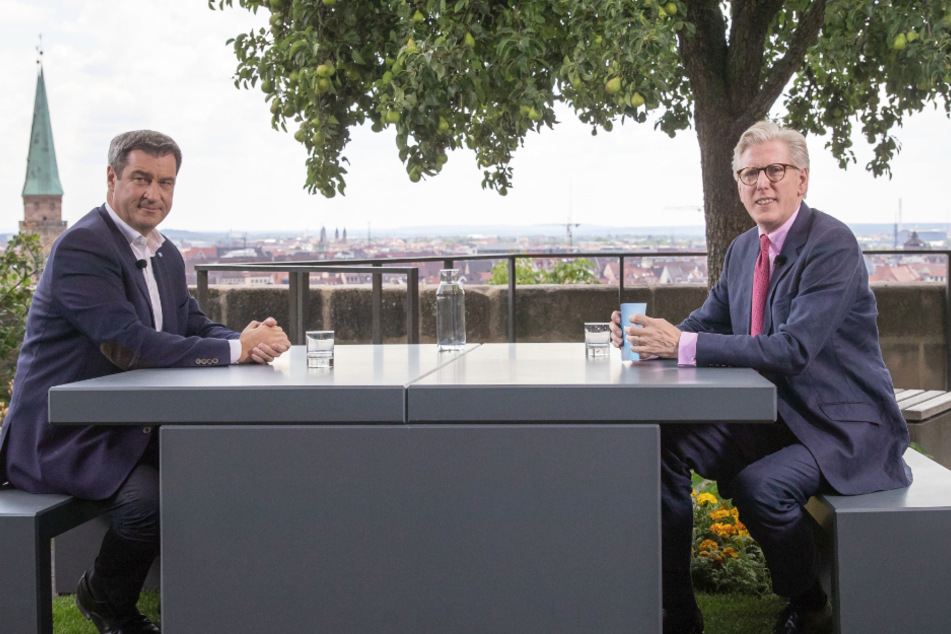 ZDF-Moderator Theo Koll (r) und Markus Söder unterhalten sich während der Aufzeichnung der Sendung.
