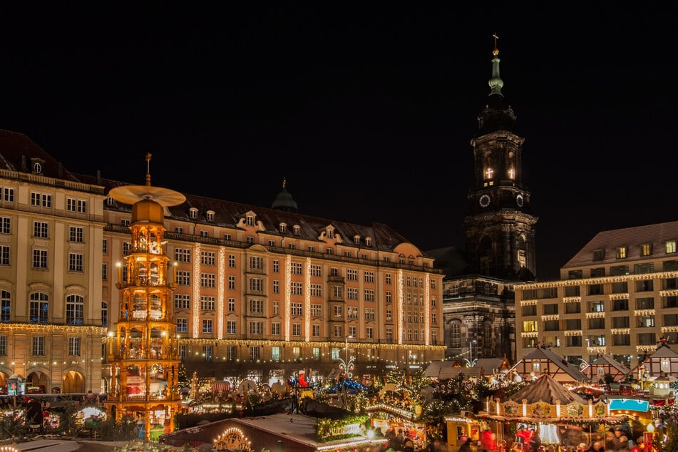 Die erzgebirgische Stufenpyramide auf dem Striezelmarkt ist mit 14,62 Metern weltweit die größte.