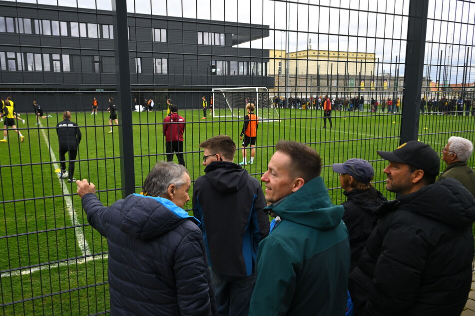 Ungewöhnlich viele Zuschauer wollten am Donnerstag das Training der Dynamos sehen und sich einen Eindruck von der Truppe machen.