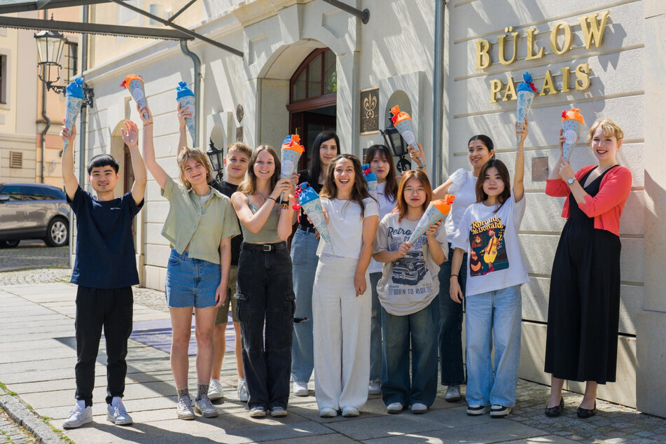 Die neuen Azubis starten mit Zuckertüten in die Ausbildung im Bülow Palais.