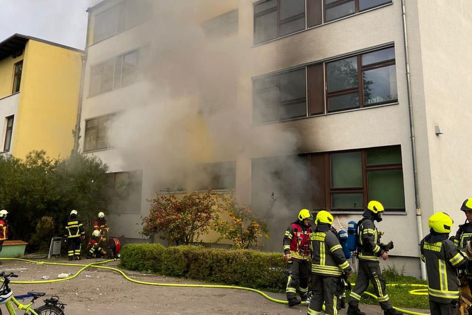 Kellerbrand in Grundschule: Qualm dringt aus Gebäude