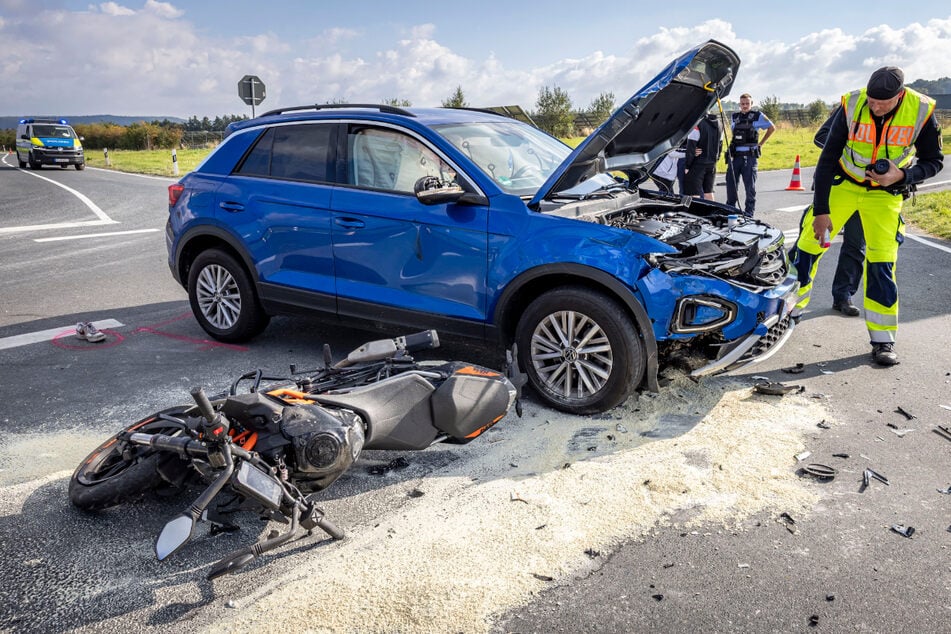 Bei dem Zusammenstoß zog sich die junge Motorradfahrerin schwere Verletzungen zu.