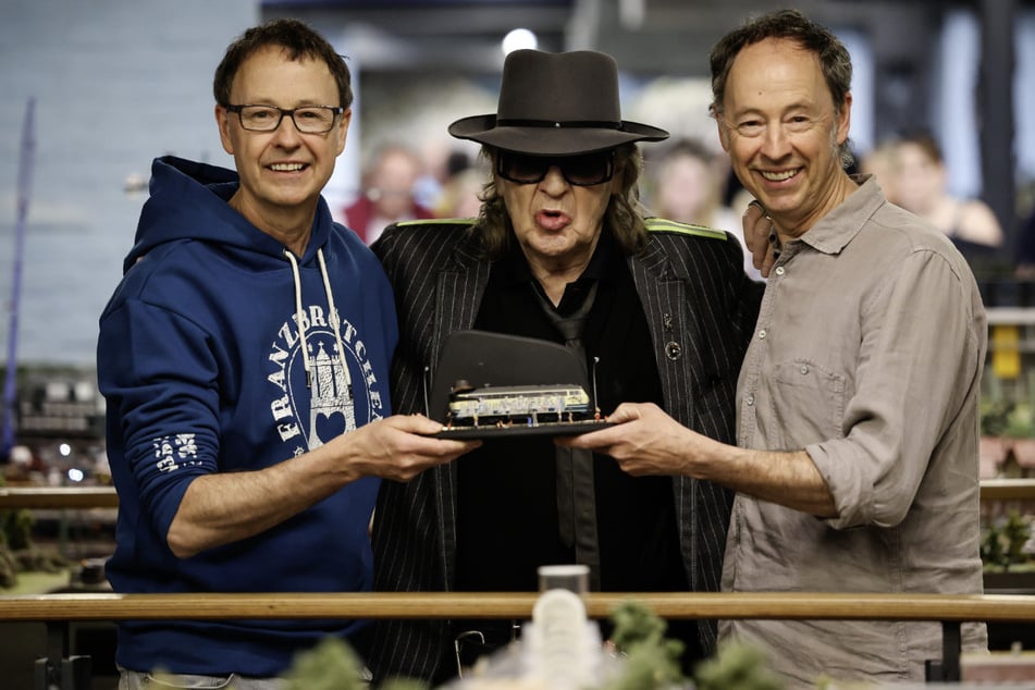 Zu den weiteren Gästen gehören unter anderem die beiden "Miniatur Wunderland"-Gründer Frederik (58, l) und Gerrit Braun (58, r), die kürzlich Udo Lindenberg (80) anlässlich seines Geburtstag einen eigenen Panikzug schenkten.
