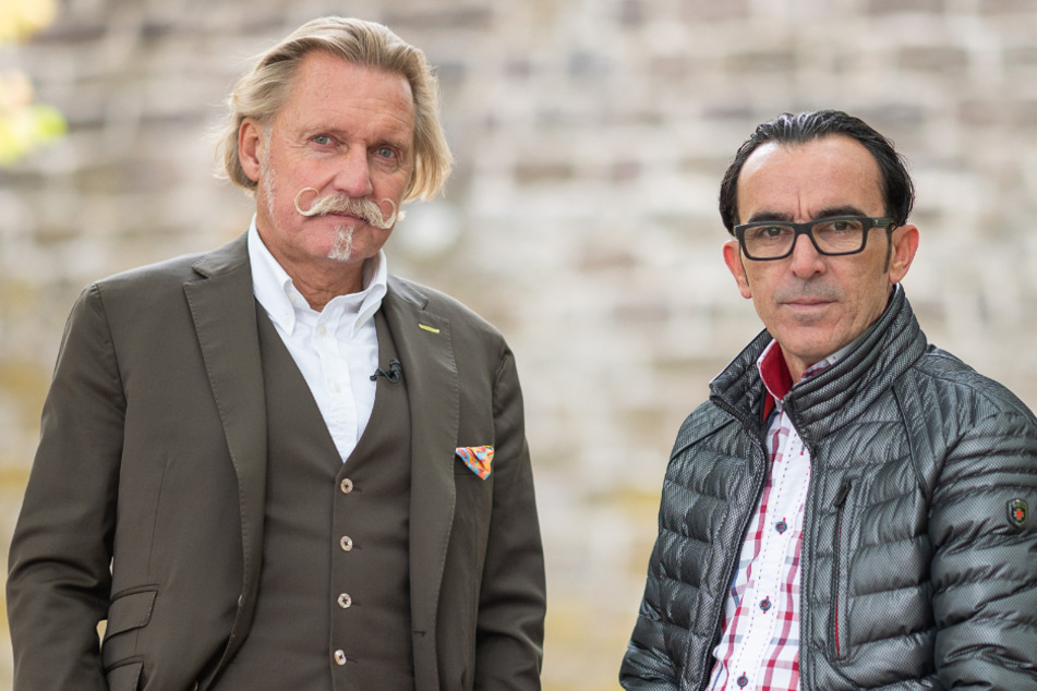 Ingo Lenßen (l), Jurist und TV-Schauspieler, und Buen Nuhiji stehen vor der Außenstelle Villingen-Schwenningen der Justizvollzugsanstalt Rottweil.