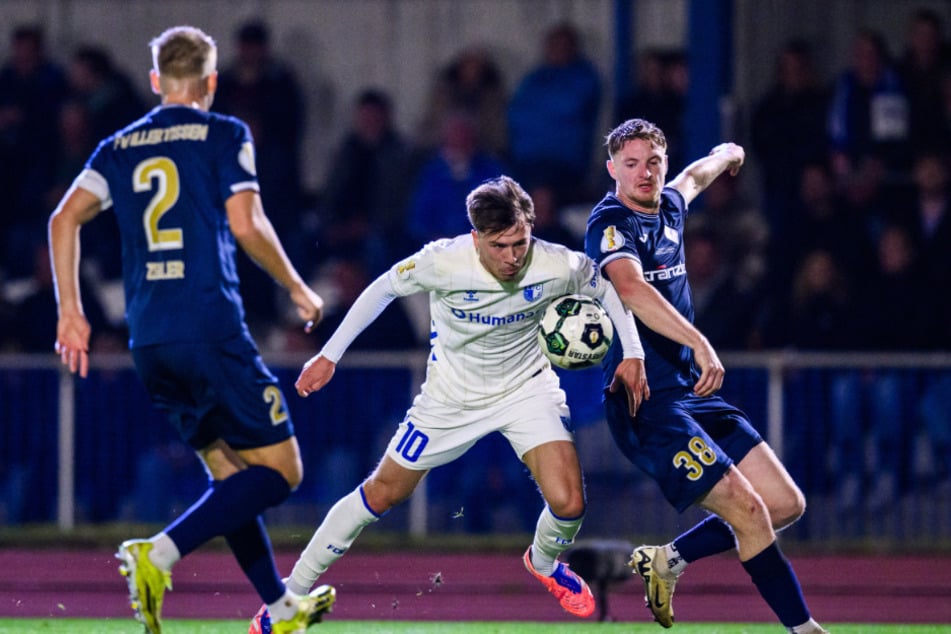 Magdeburgs Noah Pesch (20, Mitte) in Aktion gegen Maximilian Neuberger (28, r.).