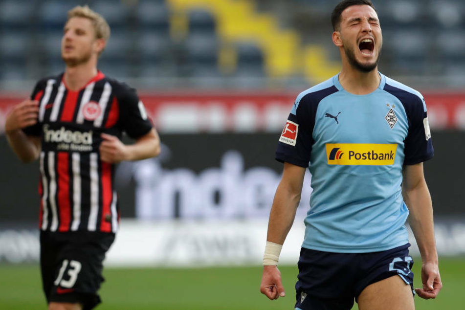 Rami Bensebaini von Mönchengladbach jubelt nach seinem Elfmeter zum zwischenzeitlichen 3:0 neben Frankfurts Martin Hinteregger.