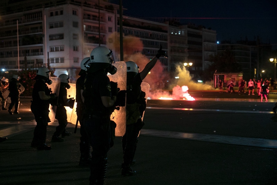 Polizisten sind bei einer Demonstration von Impfgegnern in Athen im Einsatz. Tausende Menschen protestierten gegen die Maßnahmen der griechischen Regierung, um die steigenden Corona-Infektionen einzudämmen und die Impfungen in dem Land voranzutreiben.