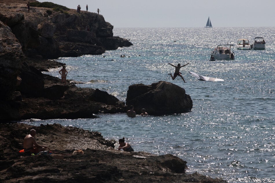 Trotz starker Wellen sprangen die Kinder von den Felsen ins Meer. (Symbolbild)