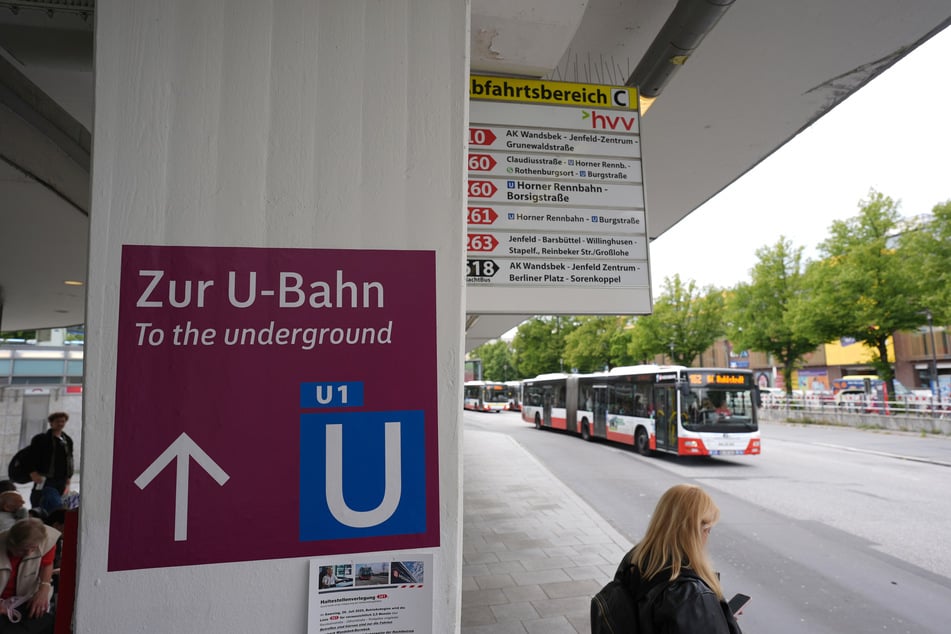 Statt mit der U-Bahn zu fahren, müssen Pendler auf Busse der hvv setzen. (Symbolbild)