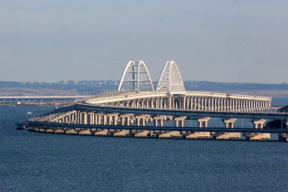 Die rund 19 Kilometer lange Brücke verbindet die Krim über die die Straße von Kertsch mit der russischen Region Krasnodar.