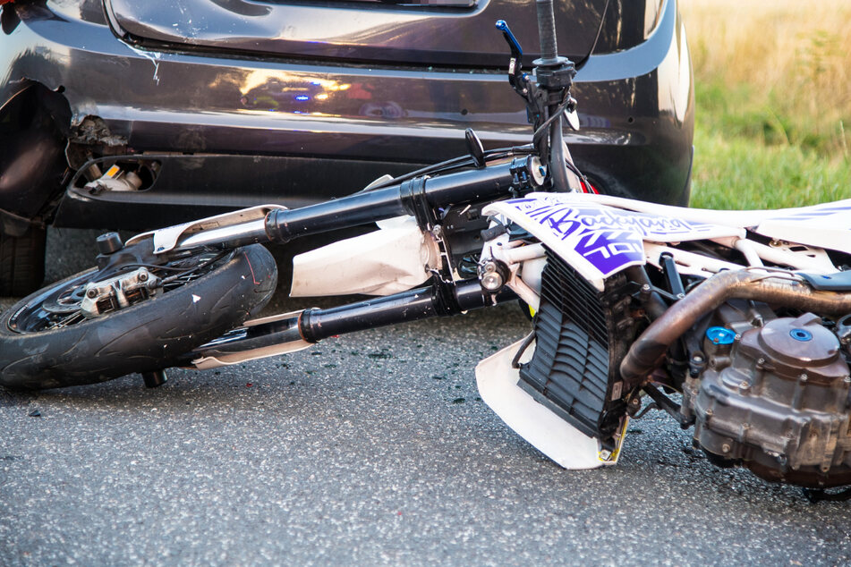 Motorrad rast in stehendes Auto: Biker bei Dieburg schwer verletzt