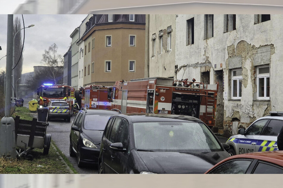 Rettungskräfte von Feuerwehr und Polizei waren am Samstag am Stadtrand von Usti nad Labem im Einsatz.