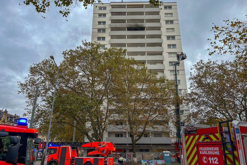 Im 12. Stock eines Karlsruher Hochhauses musste ein Bewohner in seiner Not auf den Balkon flüchten.