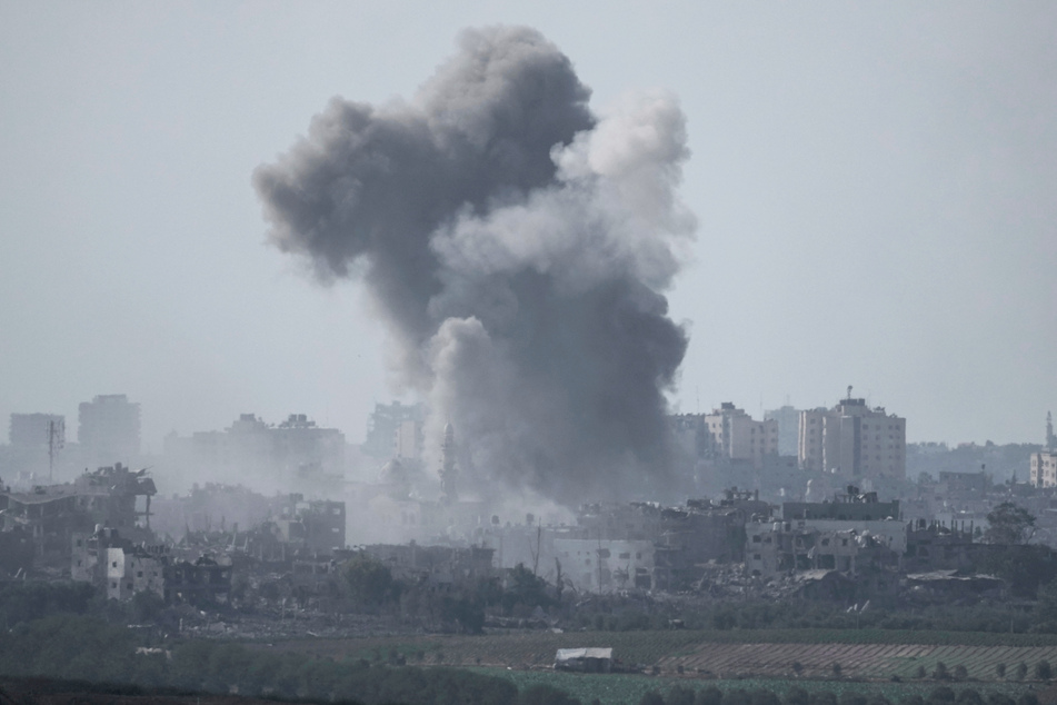 Rauch steigt nach einem israelischen Luftangriff im Gazastreifen auf. Nach den Terrorattacken der islamistischen Hamas geht Israel mit großer Härte gegen die Organisation vor.