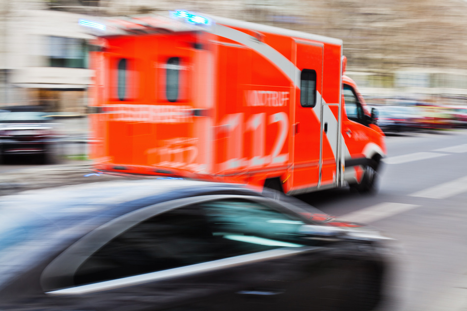 Die Rettungskräfte versorgten den VW-Fahrer sowie die Opel-Fahrerin medizinisch am Unfallort. (Symbolbild)
