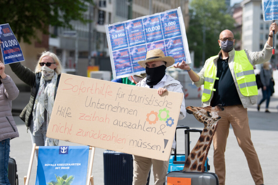 Mitarbeiter der Touristikbranche demonstrieren auf der Hauptwache für staatliche Unterstützung in Zeiten der Corona-Pandemie.