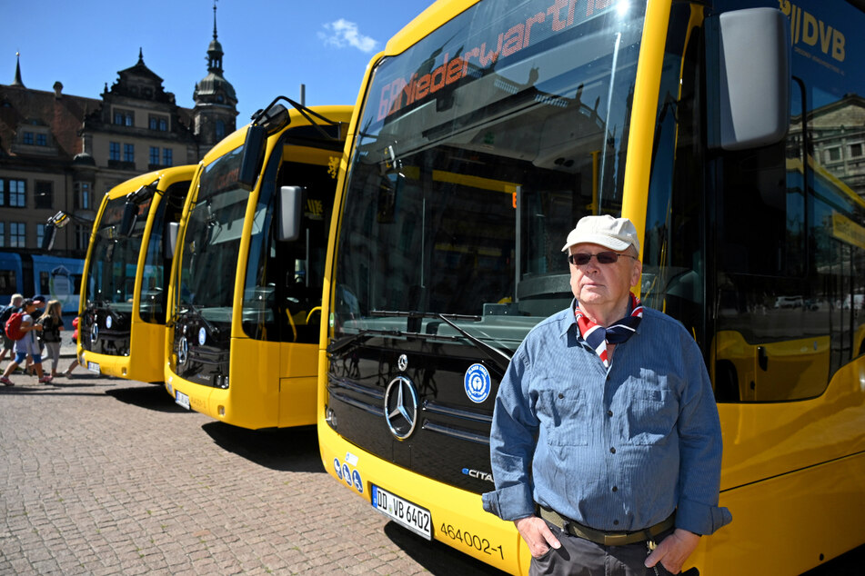 Rentner Andreas Kreißig (77) macht sich noch Sorgen wegen Geräuscharmut der neuen E-Busse. Ausprobieren will er sie trotzdem.