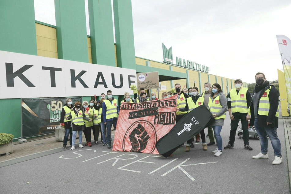 Über 20 Teilnehmer waren an der Aktion im Rahmen der nächsten Verhandlungsrunde für den Einzel- und Versandhandel am Samstagvormittag beteiligt.