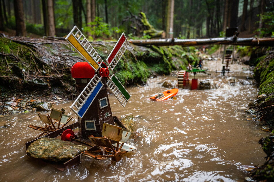Wasser- und Windmühle in einem – damit sie weiterklappern kann, werden Helfer gesucht.