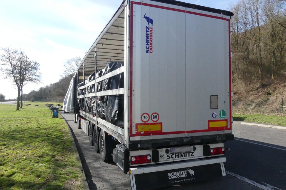 Am Montagvormittag zog die Autobahnpolizei in Baunatal diesen Lkw auf der A44 aus dem Verkehr.