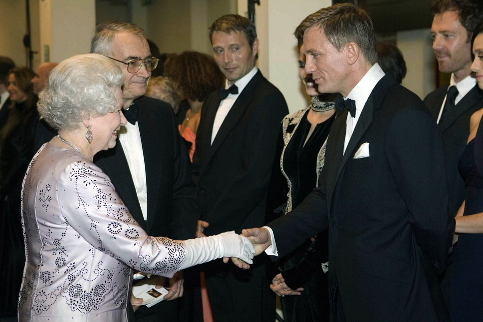 Königin Elizabeth II. und James-Bond-Darsteller Daniel Craig 2006 bei der Weltpremiere von "Casino Royale" in London.