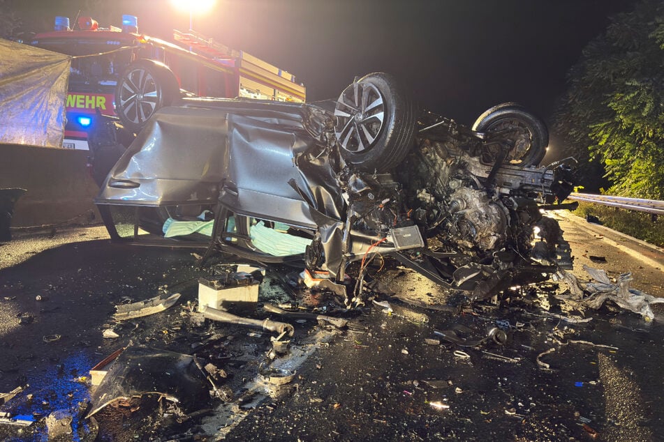 Das Fahrzeug des Geisterfahrers (†65) hat sich überschlagen, ist kaum noch als Auto zu erkennen.
