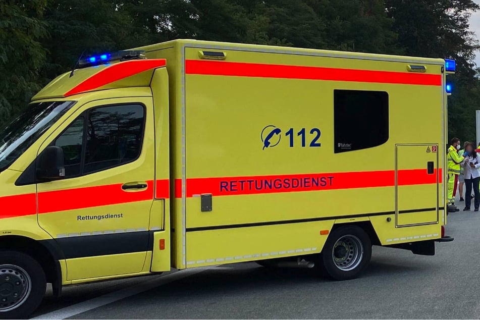 Tödlicher Unfall in Brandenburg: 82-Jähriger kracht gegen Baum und stirbt