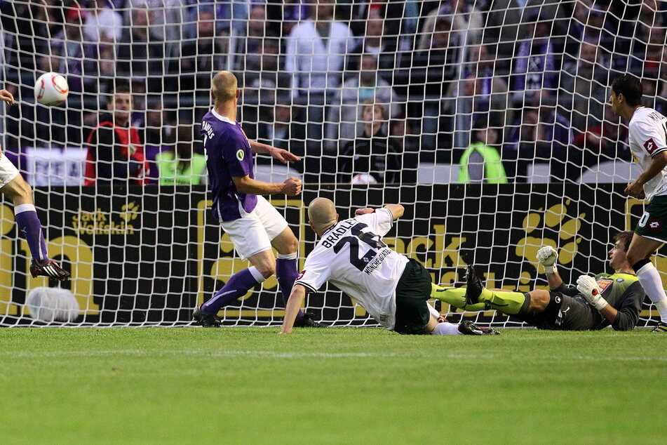 14 Jahre her: FCE-Keeper Martin Männel (36, 2.v.r.) kann das 0:1 gegen Gladbachs Michael Bradley nicht verhindern.