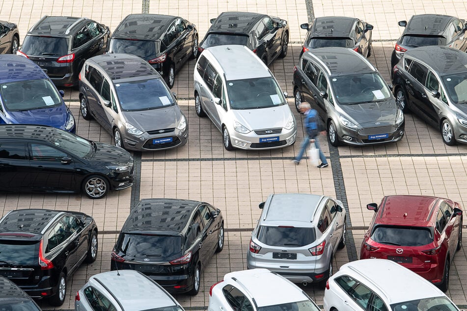 Autohäuser blieben im März besonders häufig auf ihren Fahrzeugen sitzen.