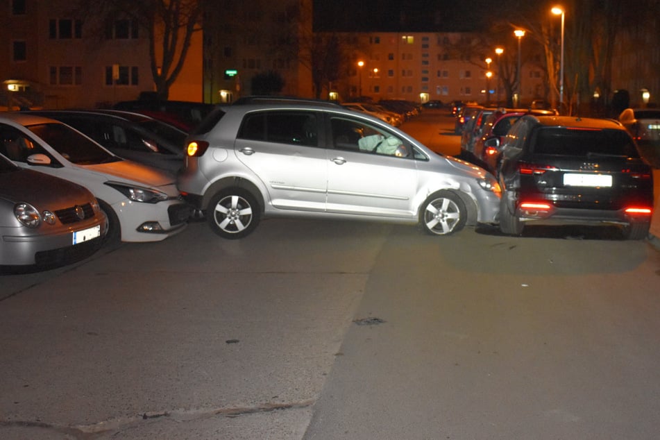 Kurioser Unfall in Magdeburg: Auto eingekeilt, Fahrer gibt sich ahnungslos