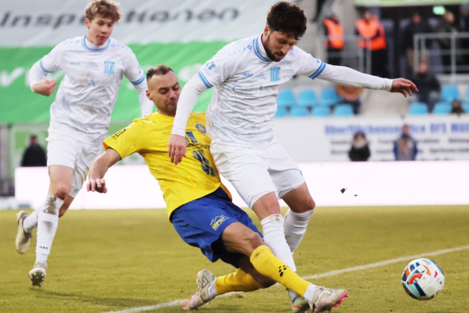 Tom Baumgart (28, r.) wechselte gegen Lok vom Mittelfeld nach Rechtsaußen.