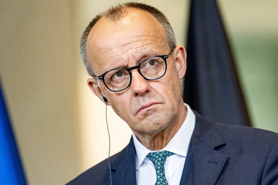 Friedrich Merz (70, CDU) kann sich in seiner ersten Weihnachtszeit als Kanzler über ein Stück Heimat in Berlin freuen.