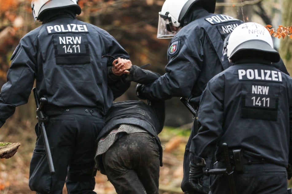 Die Polizei ist seit einiger Zeit dabei, den Dannenröder Forst zu Räumen.