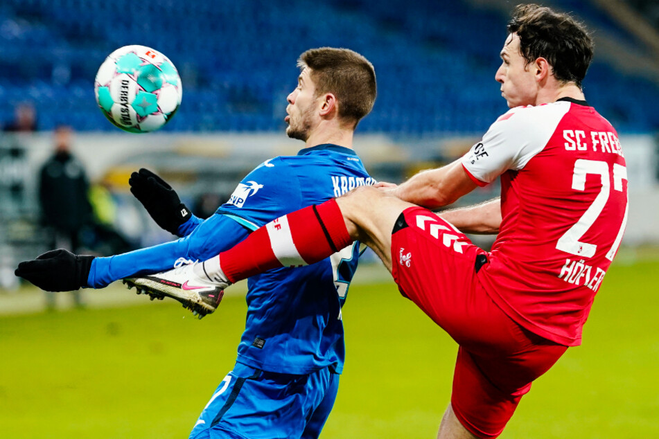 14. Spieltag in der PreZero Arena: Hoffenheims Andrej Kramaric (29, l.) und Freiburgs Nicolas Höfler (31) kämpfen um den Ball.